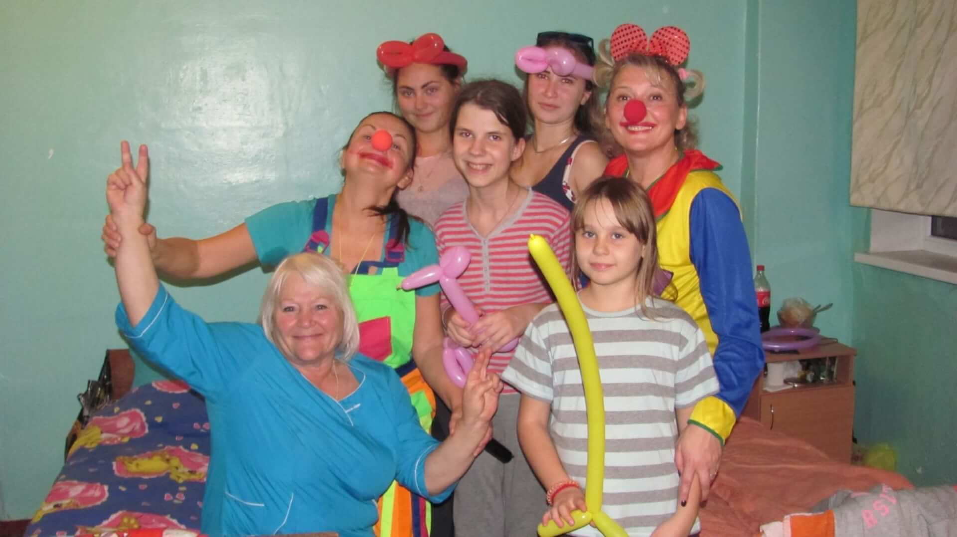 «СміхоНоси» в гостях у пацієнтів неврологічного відділення лікарні детская больница запорожье КНП «Міська дитяча лікарня №5» ЗМР – це єдина у місті Запоріжжі багатопрофільна дитяча лікарня, де сконцентровано всі види надання спеціалізованої медичної допомоги дитячому населенню: стаціонарної, консультативної амбулаторно-поліклінічної та виїзної для інтенсивної терапії новонародженим.