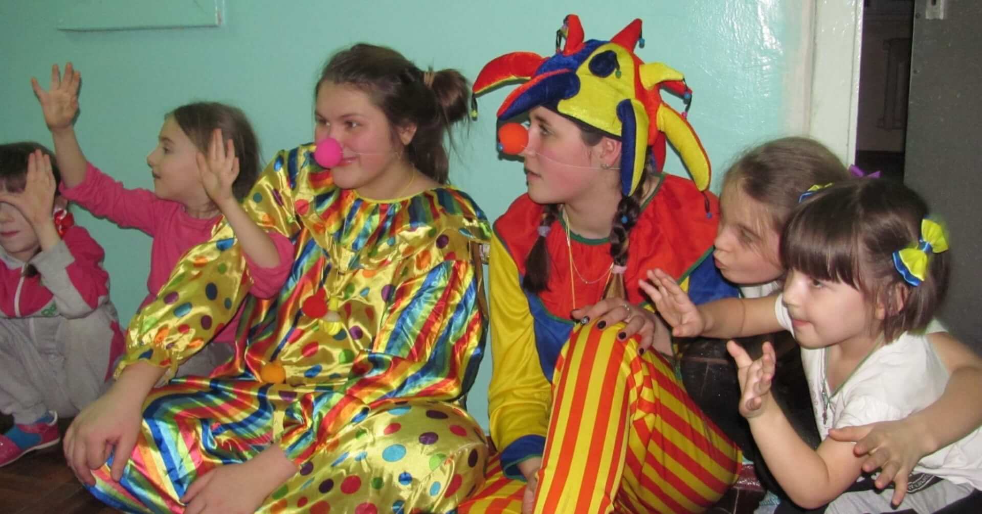 «СміхоНоси» допомагають маленьким пацієнтам лікарні впоратися з хворобою сміхом детская больница запорожье КНП «Міська дитяча лікарня №5» ЗМР – це єдина у місті Запоріжжі багатопрофільна дитяча лікарня, де сконцентровано всі види надання спеціалізованої медичної допомоги дитячому населенню: стаціонарної, консультативної амбулаторно-поліклінічної та виїзної для інтенсивної терапії новонародженим.