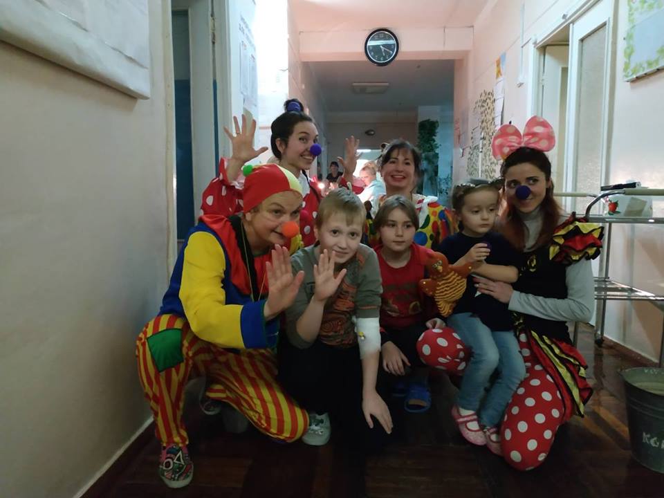У відділення лікарні завітали давні друзі - «СміхоНоси» детская больница запорожье КНП «Міська дитяча лікарня №5» ЗМР – це єдина у місті Запоріжжі багатопрофільна дитяча лікарня, де сконцентровано всі види надання спеціалізованої медичної допомоги дитячому населенню: стаціонарної, консультативної амбулаторно-поліклінічної та виїзної для інтенсивної терапії новонародженим.