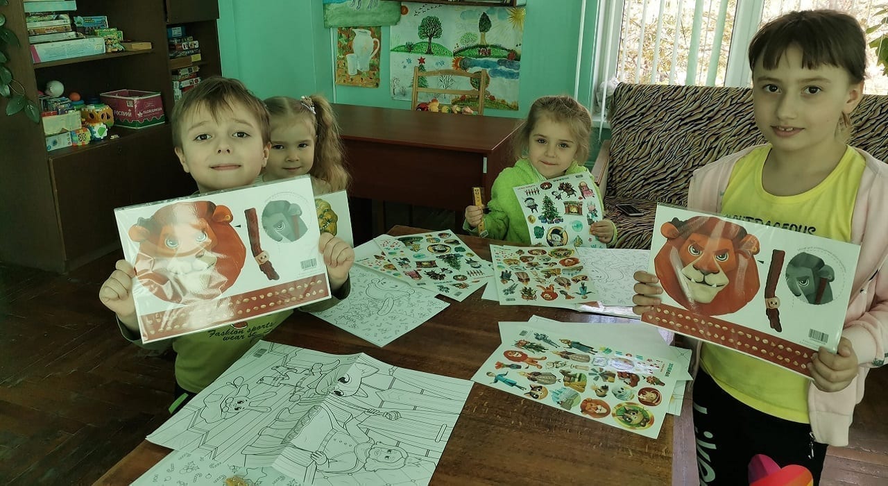 Приємні подарунки маленьким пацієнтам лікарні детская больница запорожье КНП «Міська дитяча лікарня №5» ЗМР – це єдина у місті Запоріжжі багатопрофільна дитяча лікарня, де сконцентровано всі види надання спеціалізованої медичної допомоги дитячому населенню: стаціонарної, консультативної амбулаторно-поліклінічної та виїзної для інтенсивної терапії новонародженим.