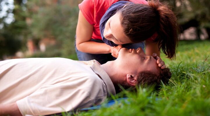 Домедична допомога: як відновити дихання детская больница запорожье КНП «Міська дитяча лікарня №5» ЗМР – це єдина у місті Запоріжжі багатопрофільна дитяча лікарня, де сконцентровано всі види надання спеціалізованої медичної допомоги дитячому населенню: стаціонарної, консультативної амбулаторно-поліклінічної та виїзної для інтенсивної терапії новонародженим.