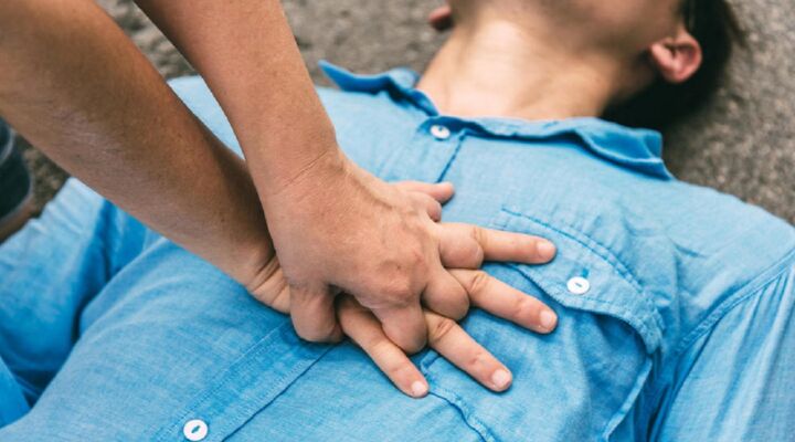 Домедична допомога: як зробити серцеву реанімацію детская больница запорожье КНП «Міська дитяча лікарня №5» ЗМР – це єдина у місті Запоріжжі багатопрофільна дитяча лікарня, де сконцентровано всі види надання спеціалізованої медичної допомоги дитячому населенню: стаціонарної, консультативної амбулаторно-поліклінічної та виїзної для інтенсивної терапії новонародженим.