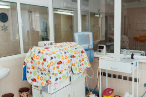 Відділення анестезіології та інтенсивної терапії новонароджених дітей детская больница запорожье КНП «Міська дитяча лікарня №5» ЗМР – це єдина у місті Запоріжжі багатопрофільна дитяча лікарня, де сконцентровано всі види надання спеціалізованої медичної допомоги дитячому населенню: стаціонарної, консультативної амбулаторно-поліклінічної та виїзної для інтенсивної терапії новонародженим.