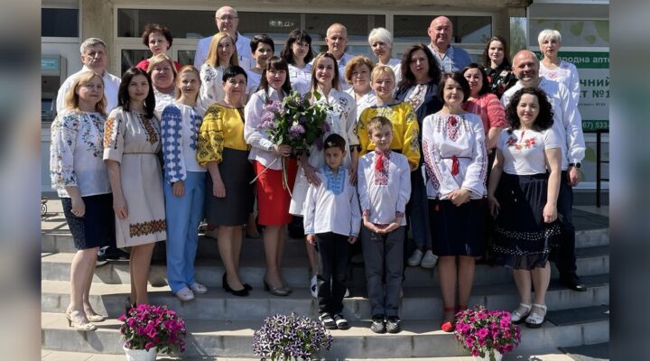 З Днем вишиванки детская больница запорожье КНП «Міська дитяча лікарня №5» ЗМР – це єдина у місті Запоріжжі багатопрофільна дитяча лікарня, де сконцентровано всі види надання спеціалізованої медичної допомоги дитячому населенню: стаціонарної, консультативної амбулаторно-поліклінічної та виїзної для інтенсивної терапії новонародженим.