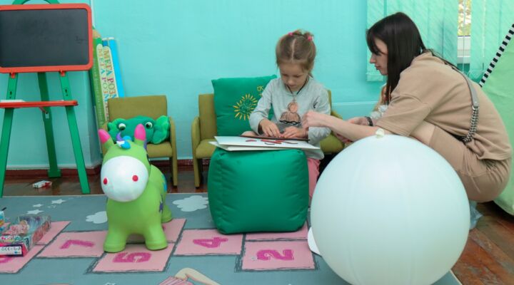 Для маленьких пацієнтів лікарні створено дитячий простір «Кімната щастя» детская больница запорожье КНП «Міська дитяча лікарня №5» ЗМР – це єдина у місті Запоріжжі багатопрофільна дитяча лікарня, де сконцентровано всі види надання спеціалізованої медичної допомоги дитячому населенню: стаціонарної, консультативної амбулаторно-поліклінічної та виїзної для інтенсивної терапії новонародженим.