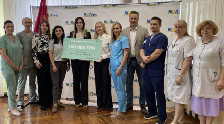 Лікарня отримала грошовий сертифікат від АТ КБ «ПриватБанк» на придбання медичного обладнання детская больница запорожье КНП «Міська дитяча лікарня №5» ЗМР – це єдина у місті Запоріжжі багатопрофільна дитяча лікарня, де сконцентровано всі види надання спеціалізованої медичної допомоги дитячому населенню: стаціонарної, консультативної амбулаторно-поліклінічної та виїзної для інтенсивної терапії новонародженим.