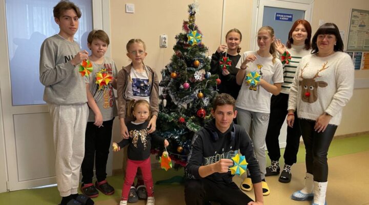 День Святого Миколая в лікарні детская больница запорожье КНП «Міська дитяча лікарня №5» ЗМР – це єдина у місті Запоріжжі багатопрофільна дитяча лікарня, де сконцентровано всі види надання спеціалізованої медичної допомоги дитячому населенню: стаціонарної, консультативної амбулаторно-поліклінічної та виїзної для інтенсивної терапії новонародженим.