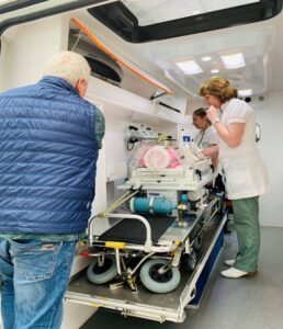 Відділення анестезіології та інтенсивної терапії новонароджених дітей детская больница запорожье КНП «Міська дитяча лікарня №5» ЗМР – це єдина у місті Запоріжжі багатопрофільна дитяча лікарня, де сконцентровано всі види надання спеціалізованої медичної допомоги дитячому населенню: стаціонарної, консультативної амбулаторно-поліклінічної та виїзної для інтенсивної терапії новонародженим.