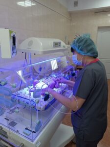 Відділення патології новонароджених дітей детская больница запорожье КНП «Міська дитяча лікарня №5» ЗМР – це єдина у місті Запоріжжі багатопрофільна дитяча лікарня, де сконцентровано всі види надання спеціалізованої медичної допомоги дитячому населенню: стаціонарної, консультативної амбулаторно-поліклінічної та виїзної для інтенсивної терапії новонародженим.