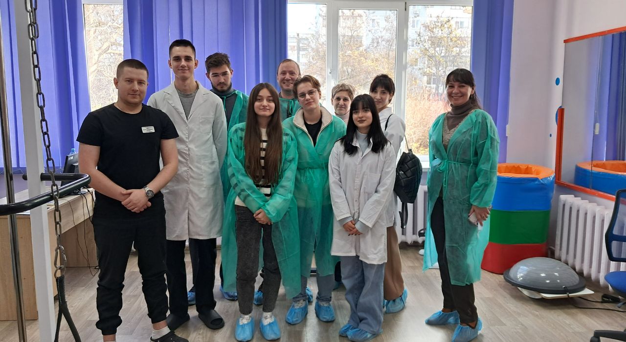 Майбутні фахівці у дії: візит студентів НУ "Запорізька політехніка" до ВФРМ детская больница запорожье КНП «Міська дитяча лікарня №5» ЗМР – це єдина у місті Запоріжжі багатопрофільна дитяча лікарня, де сконцентровано всі види надання спеціалізованої медичної допомоги дитячому населенню: стаціонарної, консультативної амбулаторно-поліклінічної та виїзної для інтенсивної терапії новонародженим. Майбутні фахівці у дії: візит студентів НУ "Запорізька політехніка" до ВФРМ детская больница запорожье КНП «Міська дитяча лікарня №5» ЗМР – це єдина у місті Запоріжжі багатопрофільна дитяча лікарня, де сконцентровано всі види надання спеціалізованої медичної допомоги дитячому населенню: стаціонарної, консультативної амбулаторно-поліклінічної та виїзної для інтенсивної терапії новонародженим.