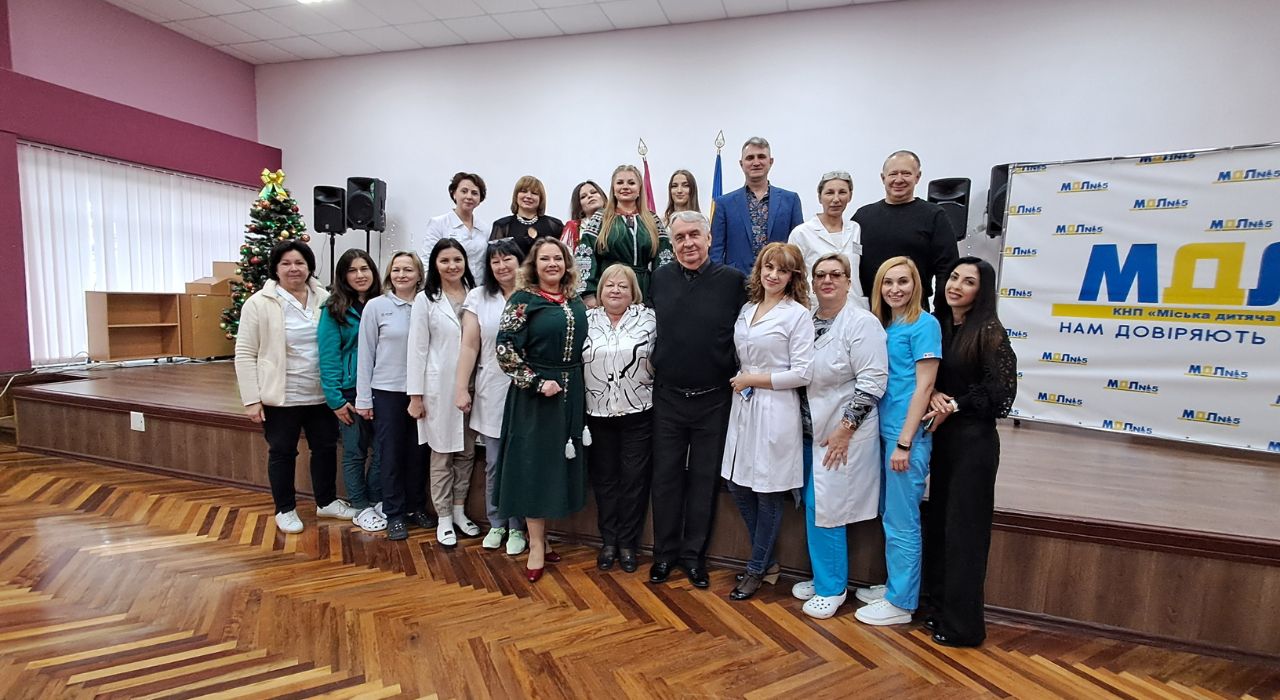 Різдвяний концерт для колективу лікарні детская больница запорожье КНП «Міська дитяча лікарня №5» ЗМР – це єдина у місті Запоріжжі багатопрофільна дитяча лікарня, де сконцентровано всі види надання спеціалізованої медичної допомоги дитячому населенню: стаціонарної, консультативної амбулаторно-поліклінічної та виїзної для інтенсивної терапії новонародженим. Різдвяний концерт для колективу лікарні детская больница запорожье КНП «Міська дитяча лікарня №5» ЗМР – це єдина у місті Запоріжжі багатопрофільна дитяча лікарня, де сконцентровано всі види надання спеціалізованої медичної допомоги дитячому населенню: стаціонарної, консультативної амбулаторно-поліклінічної та виїзної для інтенсивної терапії новонародженим.
