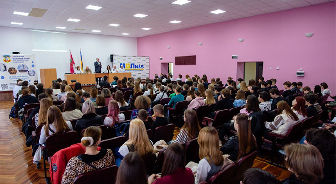 «Один день в лікарні» для школярів Запоріжжя детская больница запорожье КНП «Міська дитяча лікарня №5» ЗМР – це єдина у місті Запоріжжі багатопрофільна дитяча лікарня, де сконцентровано всі види надання спеціалізованої медичної допомоги дитячому населенню: стаціонарної, консультативної амбулаторно-поліклінічної та виїзної для інтенсивної терапії новонародженим. «Один день в лікарні» для школярів Запоріжжя детская больница запорожье КНП «Міська дитяча лікарня №5» ЗМР – це єдина у місті Запоріжжі багатопрофільна дитяча лікарня, де сконцентровано всі види надання спеціалізованої медичної допомоги дитячому населенню: стаціонарної, консультативної амбулаторно-поліклінічної та виїзної для інтенсивної терапії новонародженим.