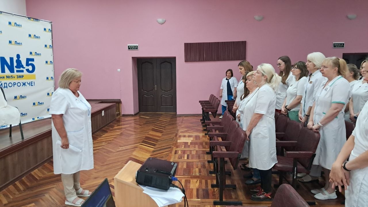 «Посвіт пам'яті»: Міська дитяча лікарня №5 м. Запоріжжя вшанувала пам'ять полеглих колег детская больница запорожье КНП «Міська дитяча лікарня №5» ЗМР – це єдина у місті Запоріжжі багатопрофільна дитяча лікарня, де сконцентровано всі види надання спеціалізованої медичної допомоги дитячому населенню: стаціонарної, консультативної амбулаторно-поліклінічної та виїзної для інтенсивної терапії новонародженим. «Посвіт пам'яті» в КНП «Міська дитяча лікарня №5» ЗМР